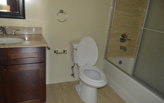 Contemporary 3 Bedroom 2 Bathroom Apartment in Panorama City
